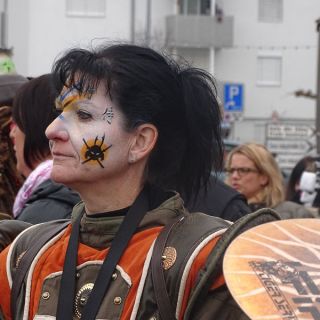 Loading...
