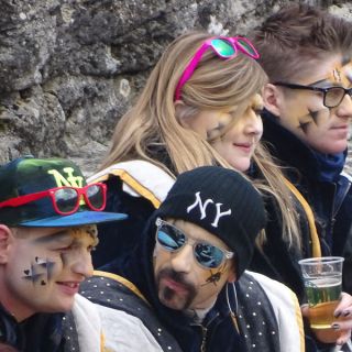 Loading...