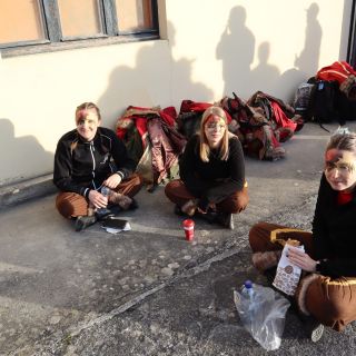 Loading...